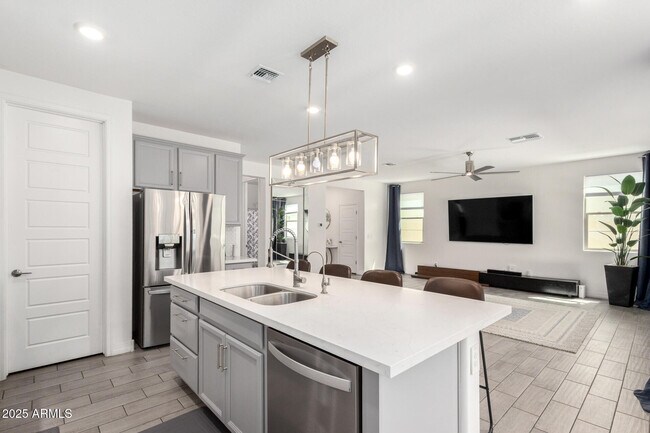 Building Photo - 10029 E Tahoe Ave