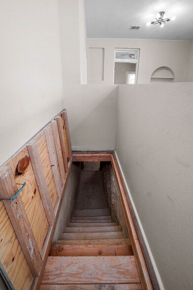 Building Photo - 2611 Pershing Dr