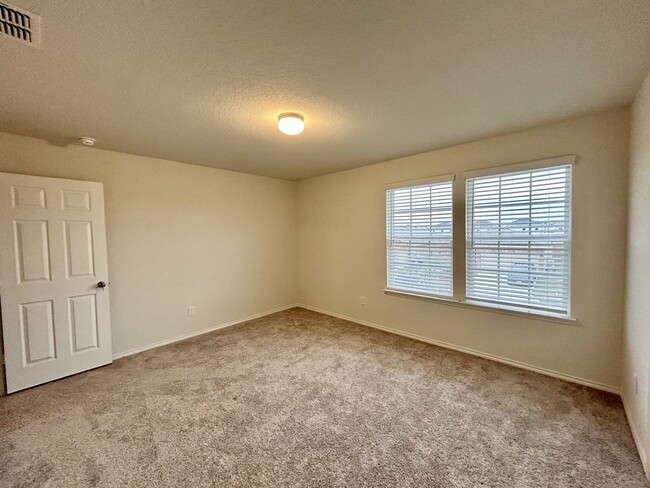 Building Photo - $300 OFF 1ST MONTH RENT IF YOU MOVE IN WIT...