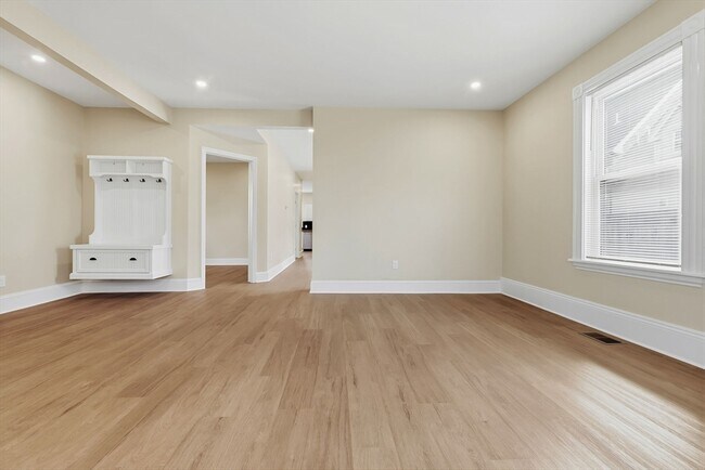 Building Photo - 142 Elliott St