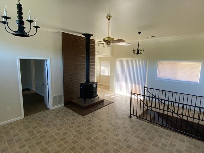 Building Photo - Large 3bd 2 ba home with a great country feel.