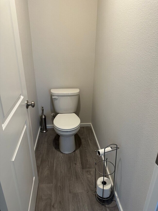 Building Photo - Newer 4 bedroom 2.5 bathroom house! AVAILA...