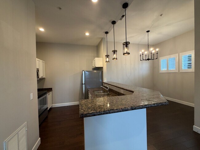 Building Photo - 2Bd/2Ba Bellevue Condo