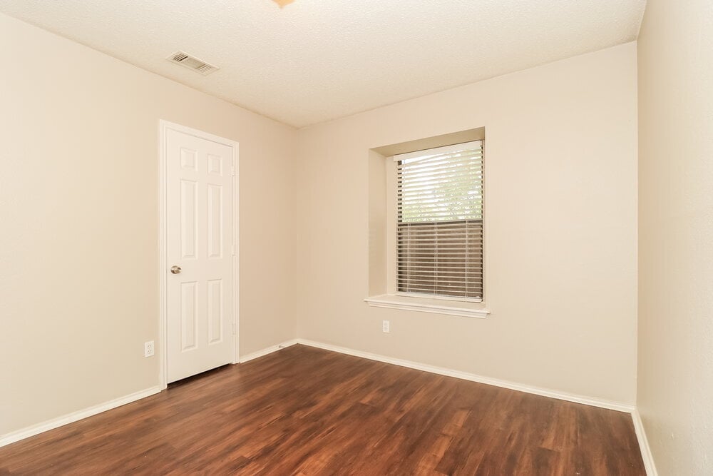 Building Photo - 111 Streamside Dr
