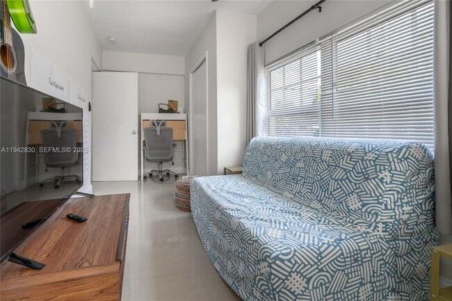 Building Photo - 320 S 28th Ave