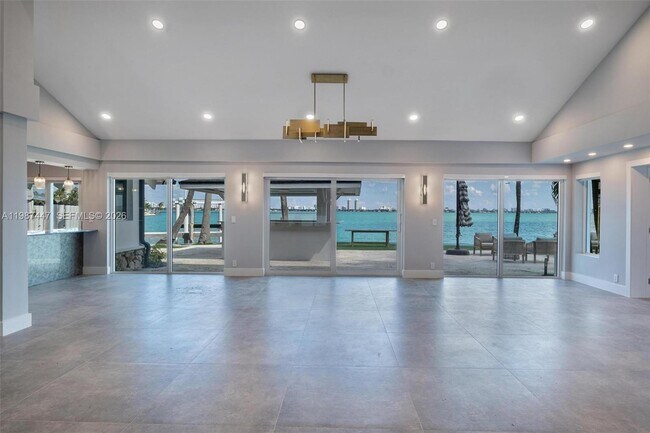 Building Photo - 1365 Bay Terrace