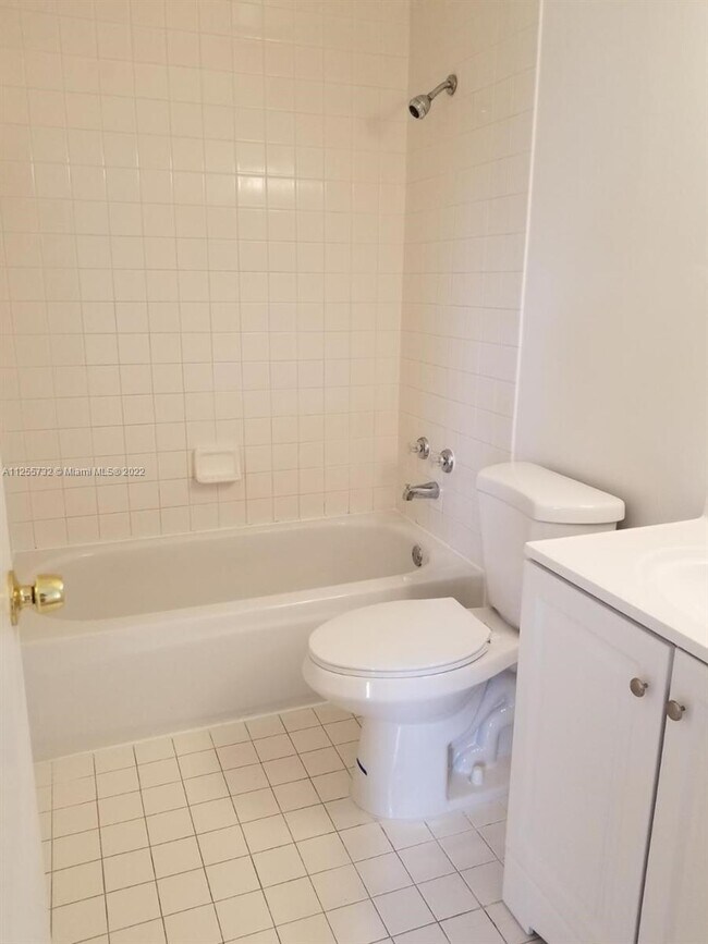 Building Photo - 6225 SW Kendale Lakes Cir