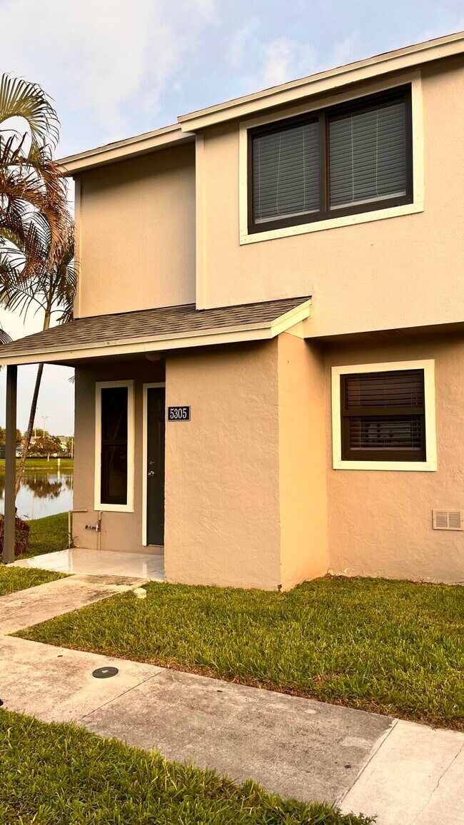 Primary Photo - 5305 Bayside Dr
