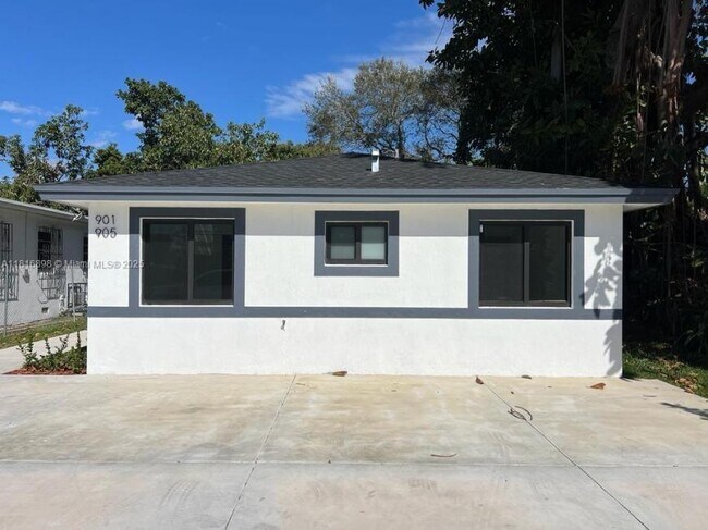 Building Photo - 3 bedroom in Miami FL 33150