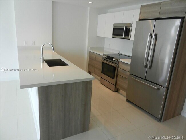 Building Photo - 9940 W Bay Harbor Dr