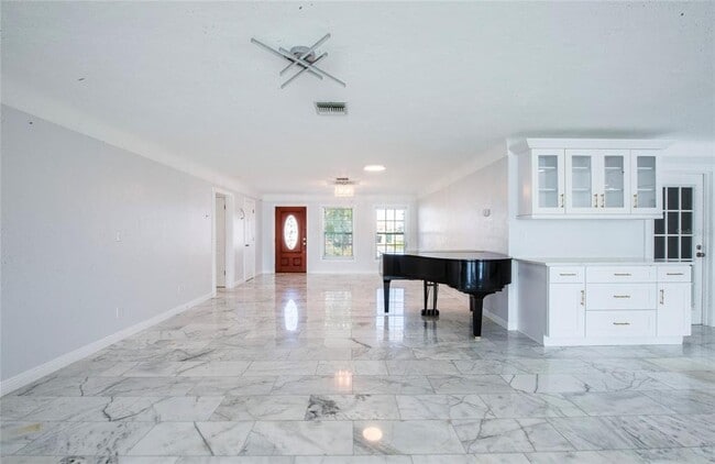 Building Photo - 551 Crystal Dr