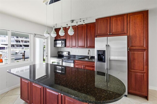 Building Photo - 2881 NE 32nd St