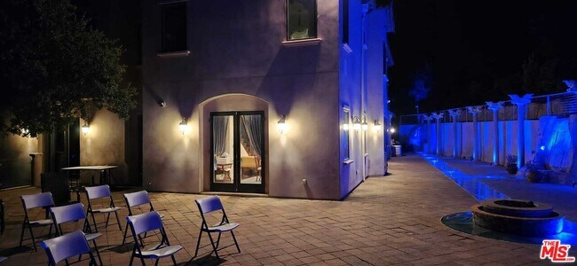 Building Photo - 3889 Old Topanga Canyon Rd