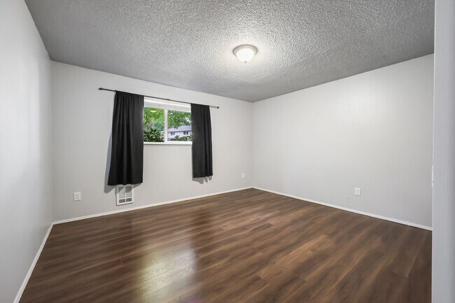 Building Photo - MOVE IN READY NOW! Normandy Park 1 level 2...