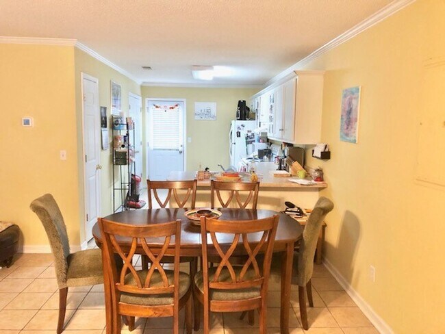 Building Photo - 2 Bedroom 2 Bath Townhome FULLY FURNISHED