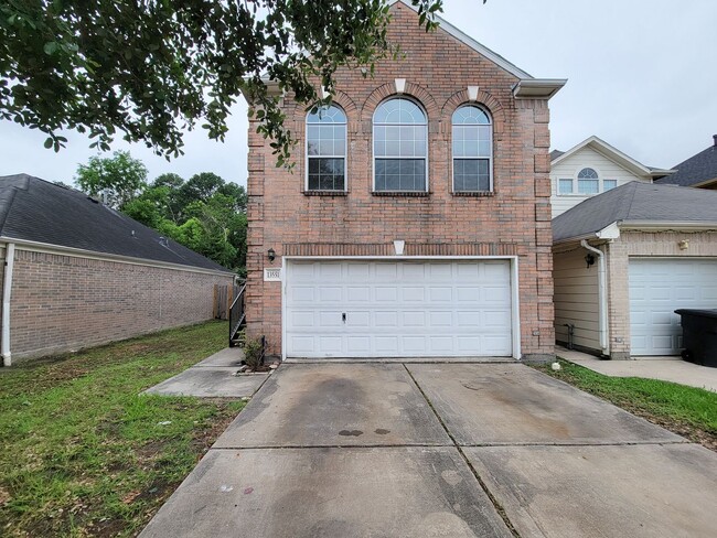 Primary Photo - NICE 3 BEDROOM 2.5 BATH HOME. GREAT LOCATI...