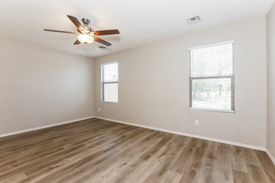 Building Photo - 1126 E Daniella Dr