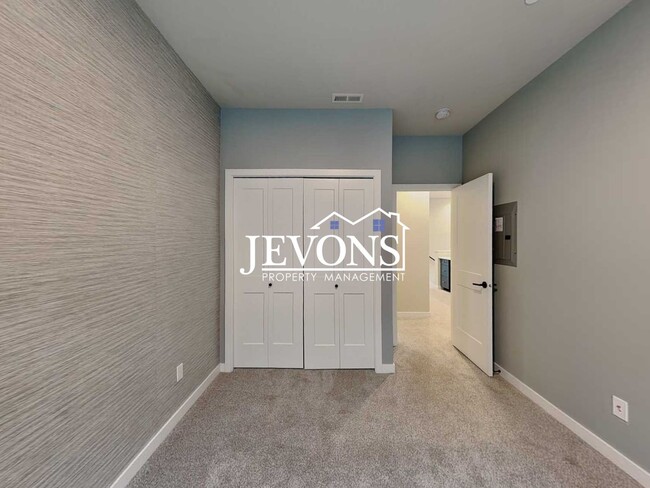 Building Photo - Coming soon! Modern Townhome Living in Prime Issaquah Location