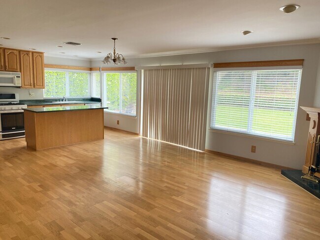 Building Photo - Single story 3 bed, 2 bath home on a large...