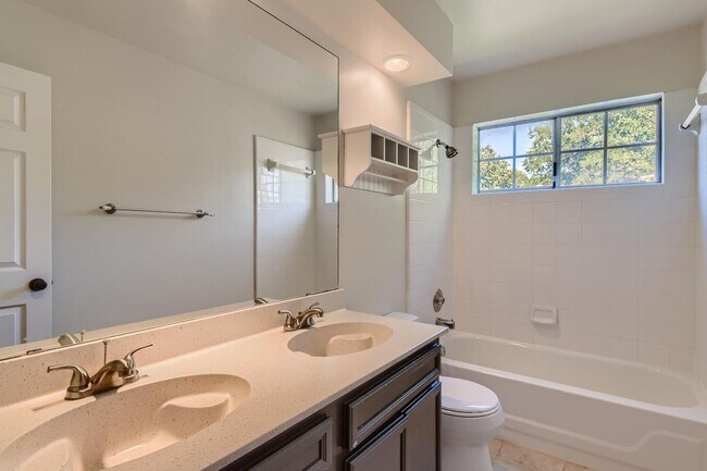 Building Photo - 4BD/3BA HOME IN SHADY HOLLOW ON CUL-DE-SAC!