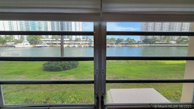 Building Photo - 220 Kings Point Dr