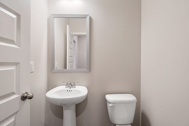 Building Photo - 4 Bed 2.5 Bath home in Gainesville! Retrea...