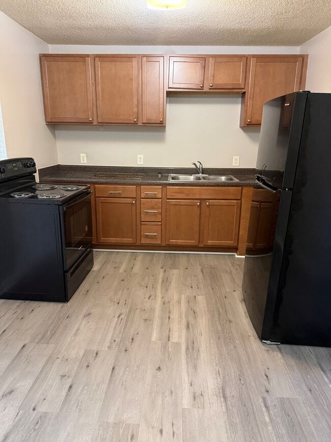 Building Photo - 2 bedroom 1.5 bathroom townhouse