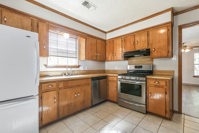 Building Photo - 896 Hacienda Dr