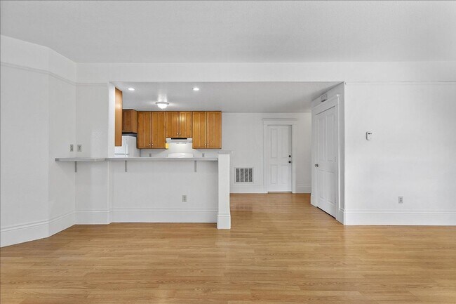 Building Photo - 2162 Santa Clara Ave