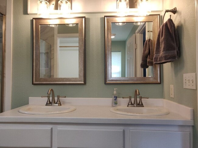 Building Photo - Stylish SW Bend 3×2 with Fenced Yard