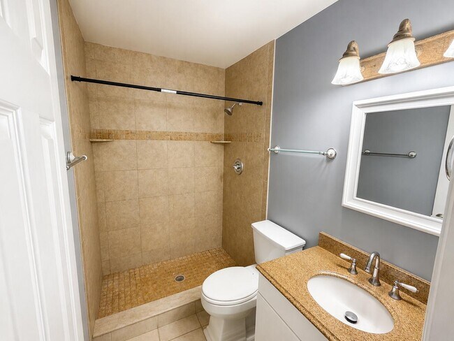 Building Photo - 3125 Oakland Shores Dr