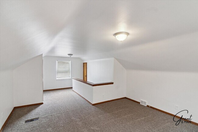 Building Photo - $1350 3 bedrooms