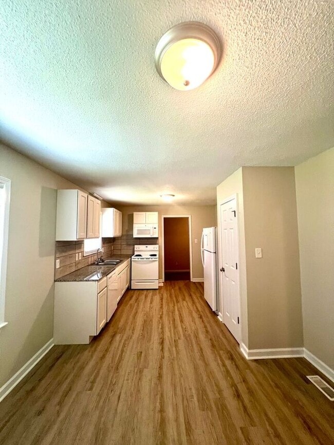 Building Photo - 3 BEDROOM MADE FOR YOU - Available for Mov...