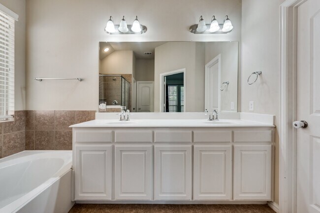Building Photo - Charming 3-Bedroom Home with 2 Full Baths ...