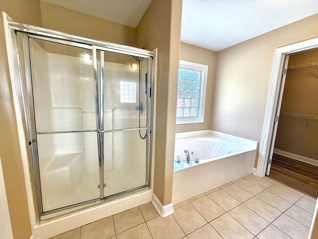 Building Photo - Beautiful 4-Bedroom Home in a Prime Location!