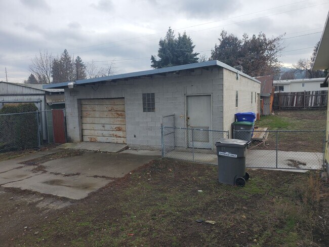 Building Photo - Spacious 2 BR/ 1BA Spokane Valley Home