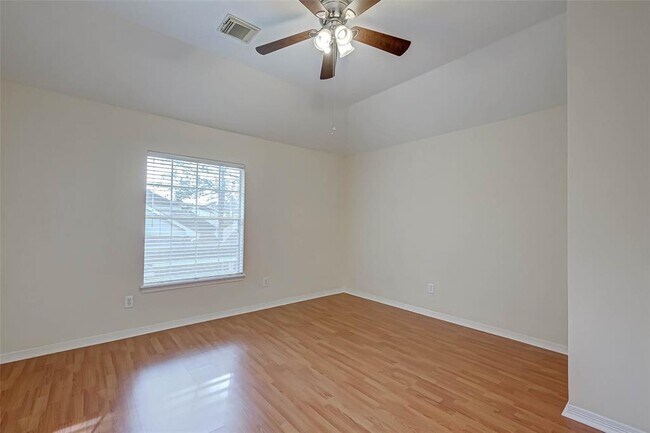 Building Photo - 910 Chinni Ct