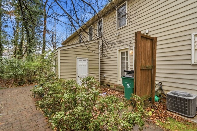 Building Photo - Oakhurst Living at Its Finest (Fresh Paint - New Carpet)