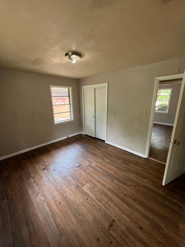 Building Photo - 919 Pine Tree Dr
