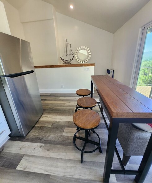 Building Photo - 872 Wild Rose Cir