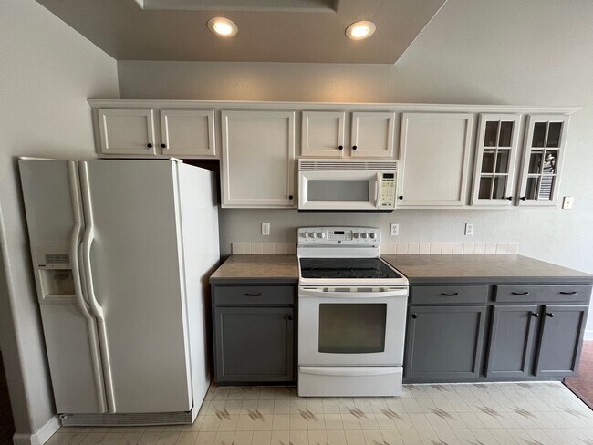 Building Photo - 2030 N Springland Pl