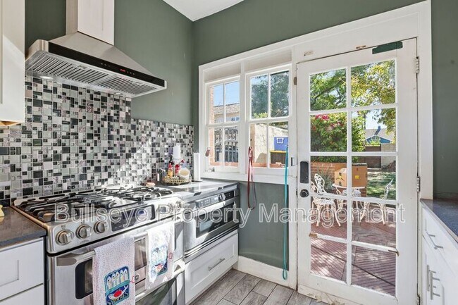 Building Photo - 525 W Lynwood St