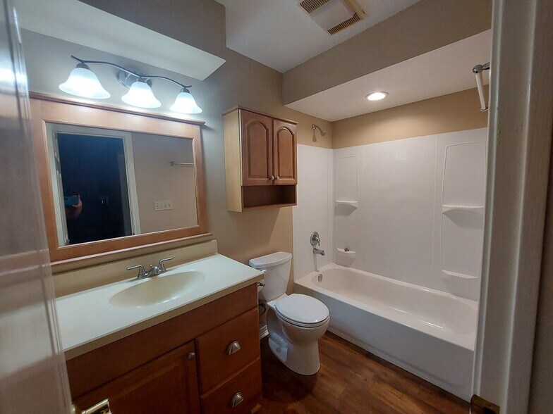 Upstairs bathroom - 230 Waters Edge