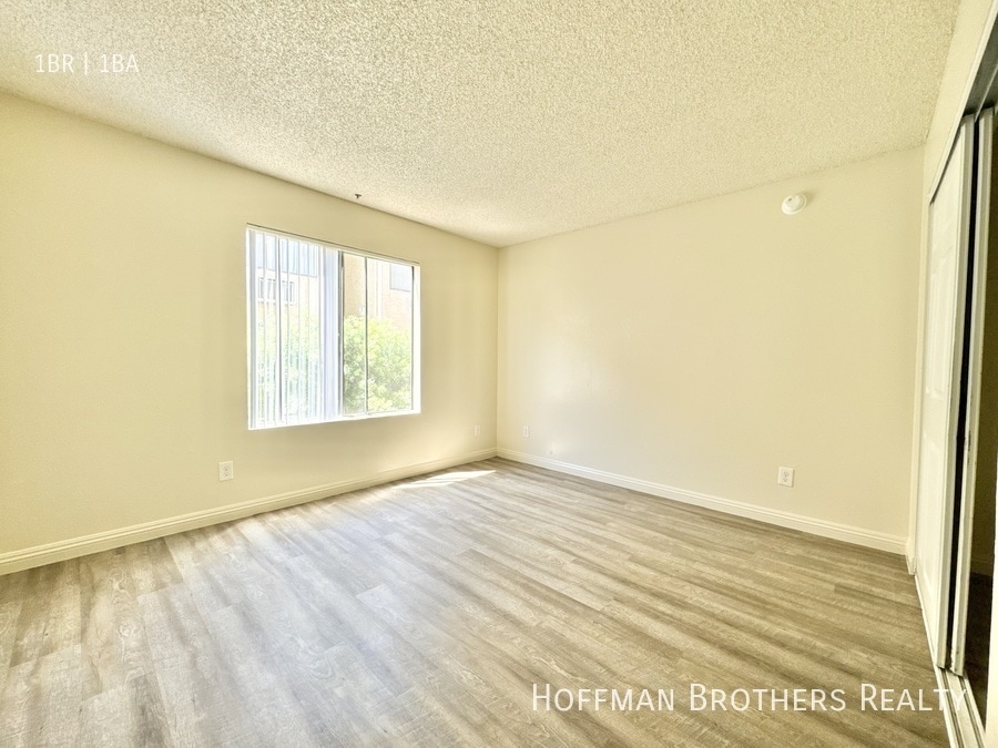 Building Photo - 9233 Van Nuys Blvd