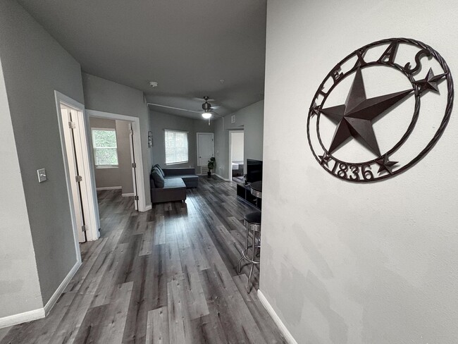 Building Photo - 4 Bed / 2 Bath in West Campus – Bring Your...
