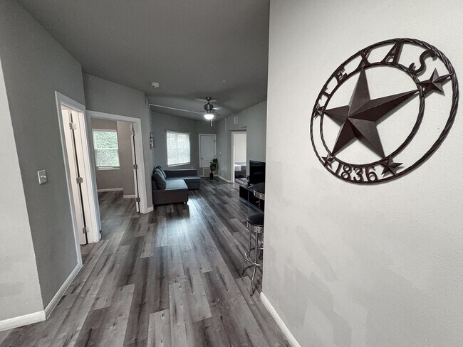 Building Photo - 4 Bed / 2 Bath in West Campus – Bring Your Roommates