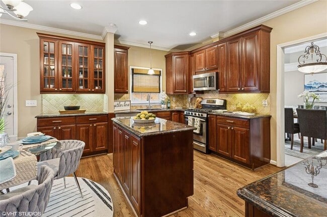 Building Photo - 230 Bluff Oak Dr