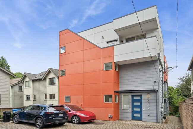 Primary Photo - 3 bedroom in Seattle WA 98118