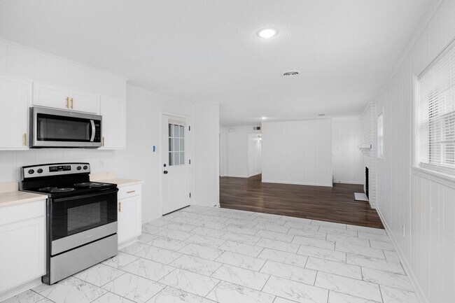 Building Photo - 5 bedroom 3 bath in Covington recently renovated just off the town square