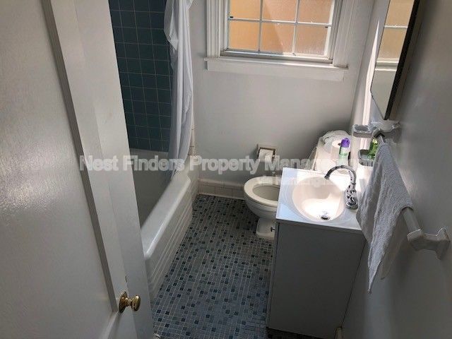 Building Photo - 1310 Menna St